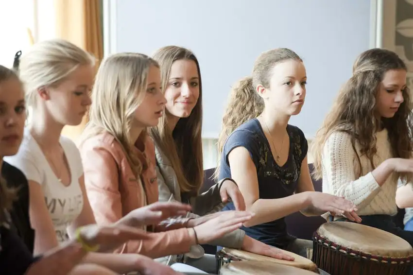 Activiteitenweek met djembé workshop op een middelbare school