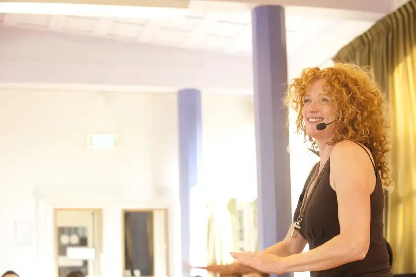 Yolanda tijdens een djembé workshop