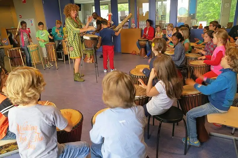 Kinderen op basisschool volgen een djembé workshop