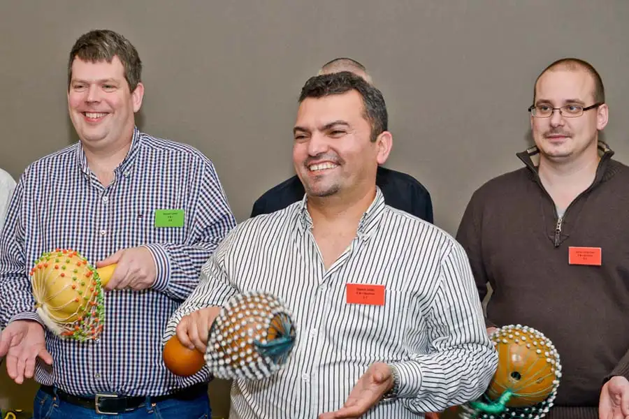 Mannen met shekere tijdens djembé workshop