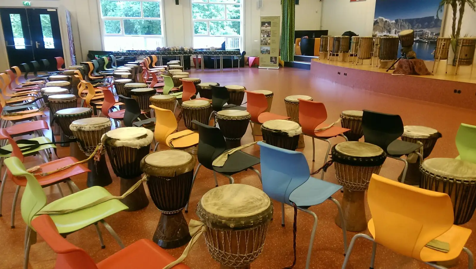 Opstelling voor een grote djembé workshop