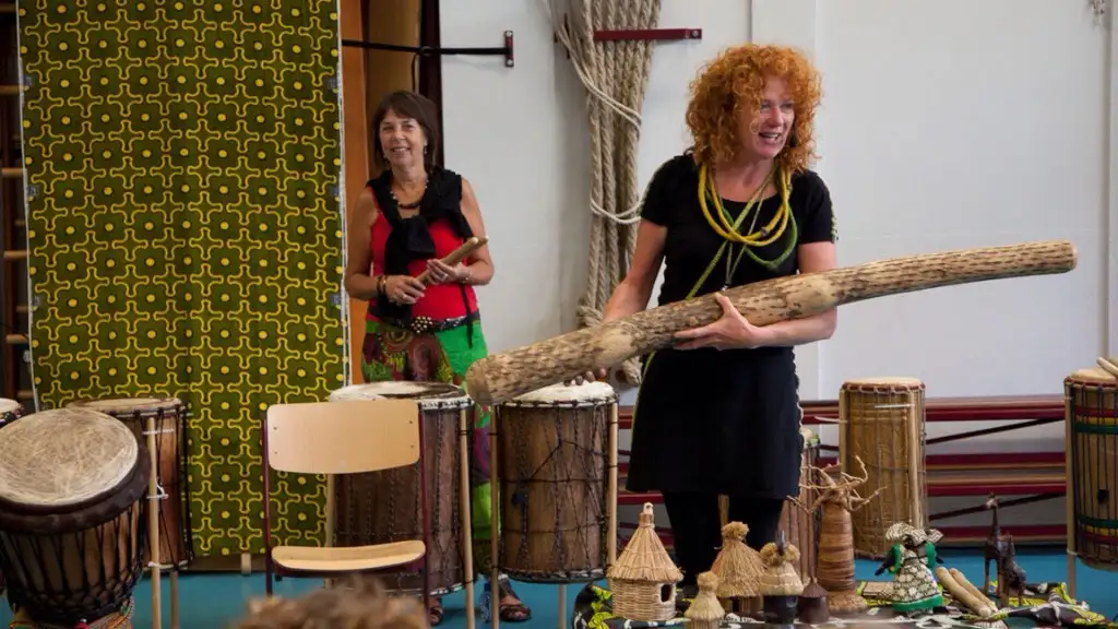 Yolanda bij een workshop op een basisschool
