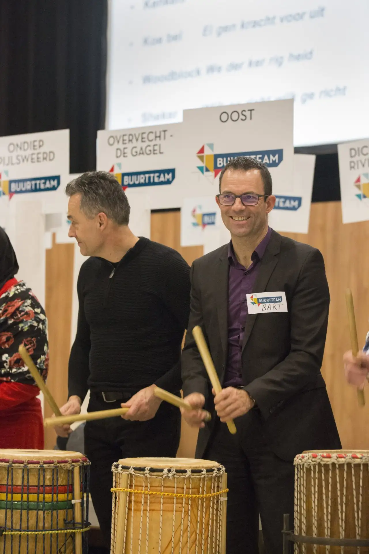 Trommelen op doundoun bastrommels tijdens een percussieworkshop voor bedrijven