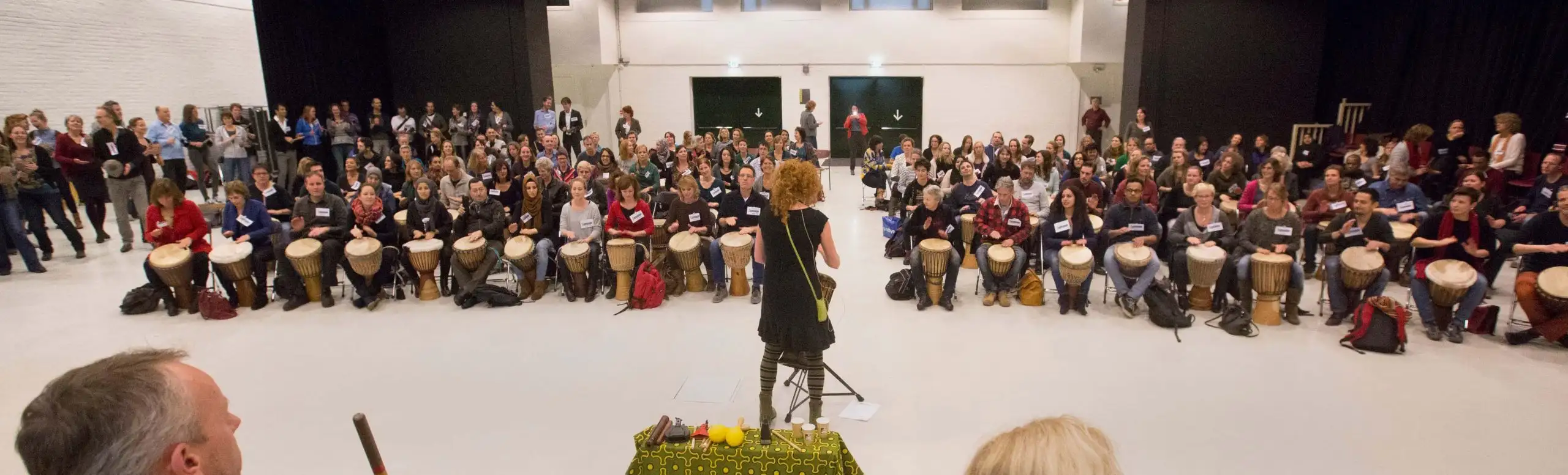 Djembé workshop voor een grote groep collega's