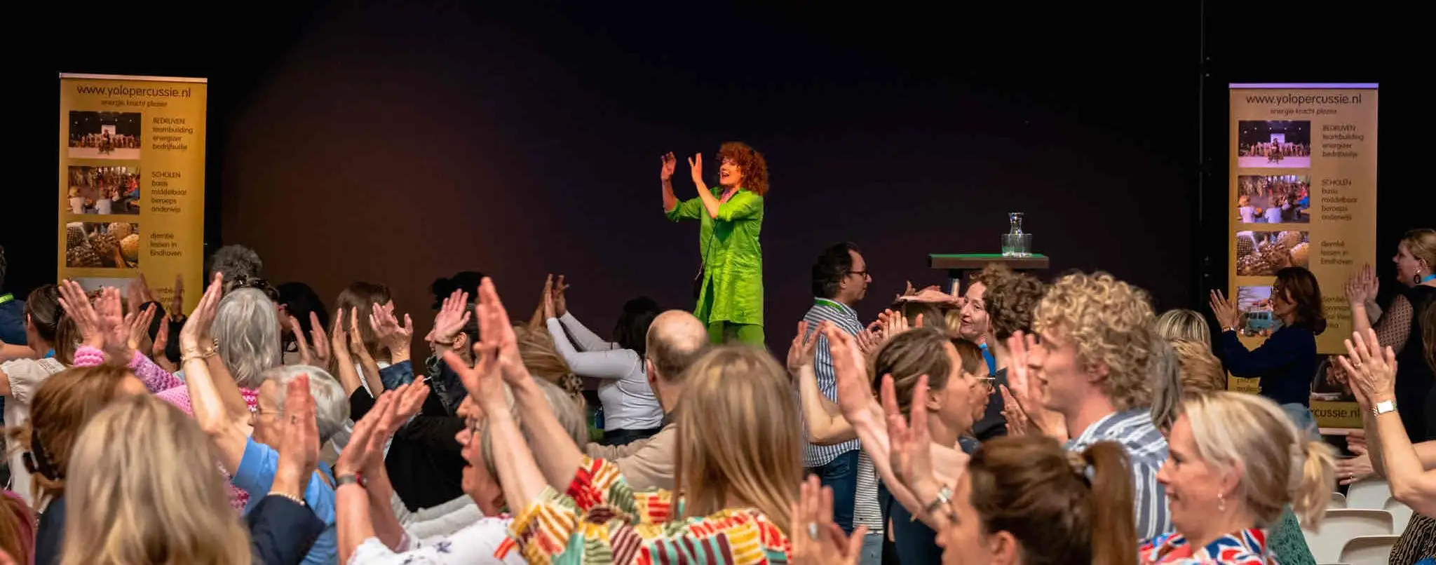 Groep doet een bodypercussie workshop